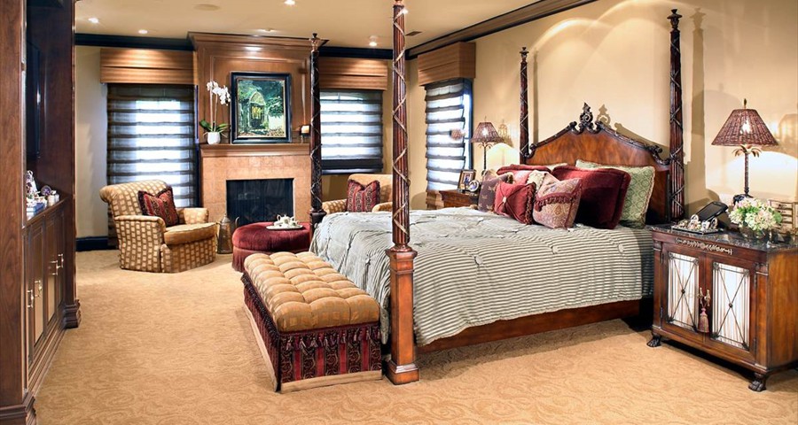 Traditional style bedroom